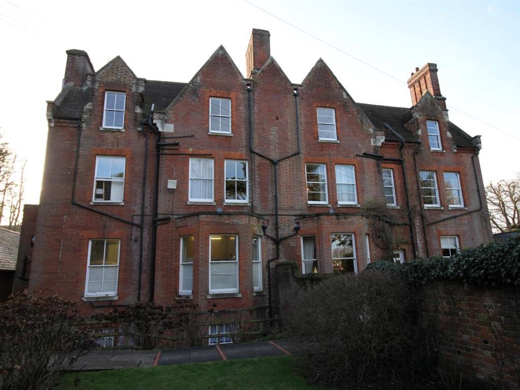 And Apartment's Hotel